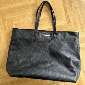 Day Birger et Mikkelsen väska - Svart väska från Day Birger et Mikkelsen, i nyskick. 300 kr exkl frakt. 