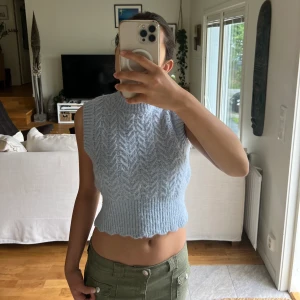 Stickad tröja - Super söt, stickad Zara väst 🩵 Säljer pågrund av att den inte kommer till användning 😇