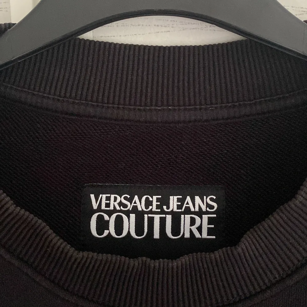 Versace Jeans Couture sweatshirt svart storlek M, passar även L. Svart/Guld/Vit. Fint skick. Beställd på Miinto för Ca 2500kr. Tröjor & Koftor.
