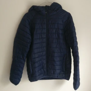 Dunjacka stl M - Marinblå dunjacka i stl M från märket Blacc. Medeltunn och funkar perfekt till hösten. Köparen står för frakt.