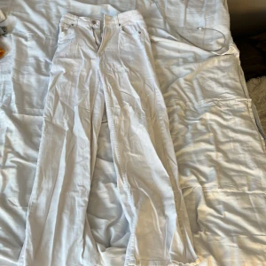 Vita jeans  - Vita jeans från H&M storlek 36 