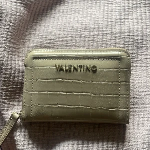 valentino plånbok  - säljer denna vet inte om den är äkta eller inte då det är min systers gamla därav priset 
