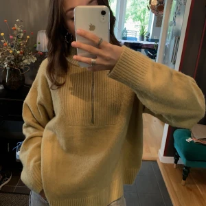 Stickad zip up - Stickad halv zip up som jag använt typ 2 gånger. Super kvalitet 