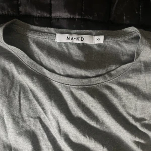 T shirt - Croppad t shirt från Nakd, knappt använd. 
