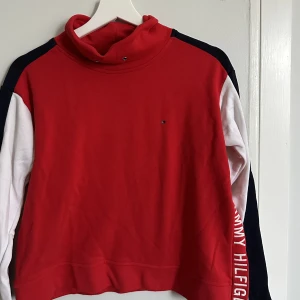 Tommy Hilfiger tjocktröja S - Tommy Hilfiger tjocktröja i strl S. Knappt använd och mycket fint skick. 