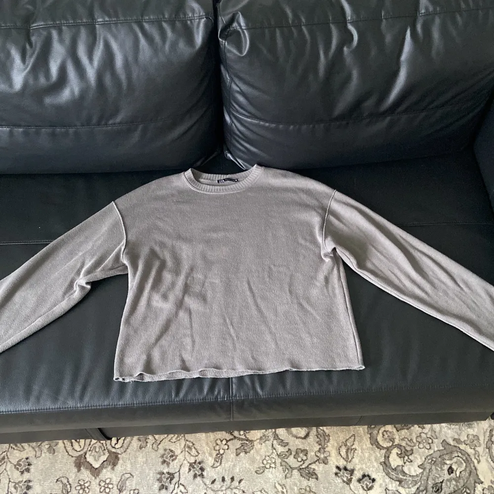 Stickad tröja från zara, knappt använd. Säljer då jag tycker den är lite för liten för min smak. Är ca 174 cm lång. Stickat.
