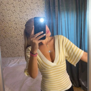 Tröja  - Säljer denna fina tröja som är köpt för 15 år sedan, men som är i nyskick. Skulle säja att den är i storlek xs/s.