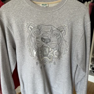 Kenzo tröja - En välbevarad tröja som inte har några som helst slitningar!! I storlek XS