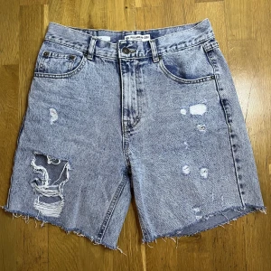 Shorts - Storlek:38 (jätte liten i st) Från:pull&bear Skick:bra skick! Aldrig använt Använt men i bra skick! 🧸 Postar med PostNord och tar bara emot Swish! Skriv för mer info🩷