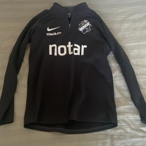 Aik tränings kofta - Säljer denna fina aik tröja i storlek S. Mycket bra skick. Bekväm och effektiv att träna i. Har även använts under en A lags träning. Pris kan diskuteras.