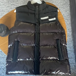 Moncler fragment väst - Används ej, säljer billigt.