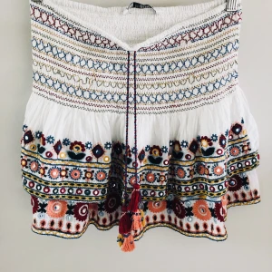 Zara kjol - Säljer min Zara kjol då den inte kommer till användning längre, har några trådar lösa. Annars så är det en super fin kjol som var väldigt populär förra året🫶🏻kontakta mig för fler bilder