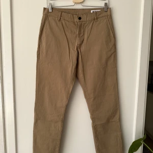 Hope Chinos - Beiga chinos från märket ”Hope” Man: 46 Kvinna: 38