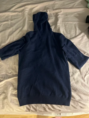 Chashmere tröja från John Henric  - En John Henric tröja i cashmere, storlek M, nästan aldrig använd,  skick 9/10, nypris 1699 och mitt pris är 950, kom privat för mer frågor 