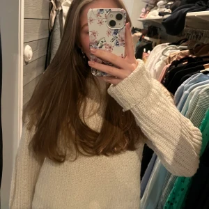 Nakd tröja  - Säljer denna fina stickade tröjan från nakd. Perfekt till skolan🙌🏼