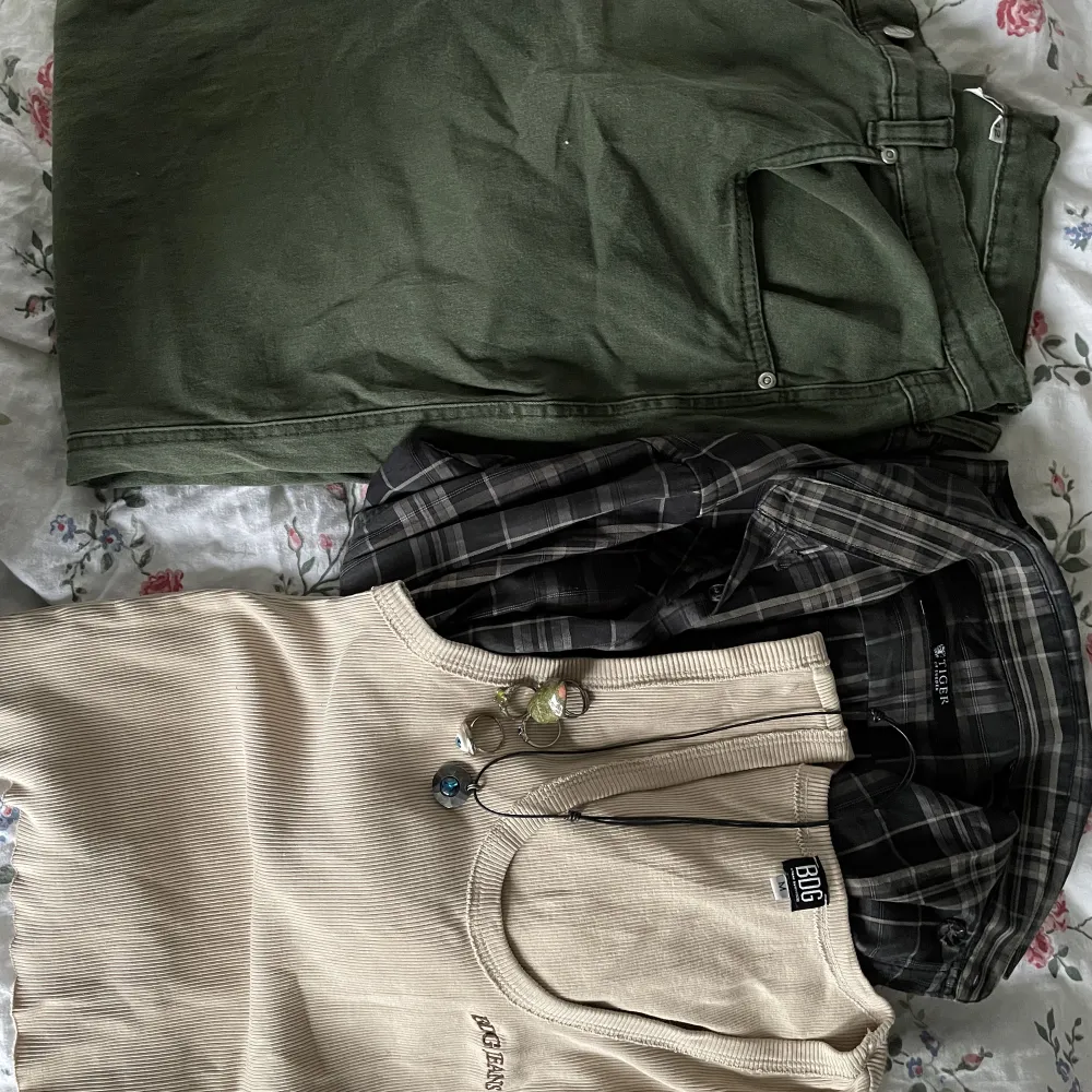 En grounge outfit kit med linne, byxor, skjorta och accessoarer redo att använda! Vill man köpa individuella delar så kan jag diskutera pris. Allt passar ca storlek M. Jeans & Byxor.
