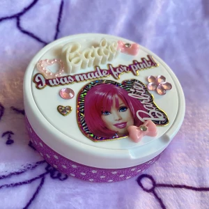 Barbie snusdosa - Handgjord snusdosa med Barbie motiv! 💗 För dig som har en extra 💅🏻aesthetic och vill ha en matchande dosa!   Om Barbie inte är din favorit så kolla gärna mina andra annonser!   Obs Dosan är tom och desinfekterad! 🪻