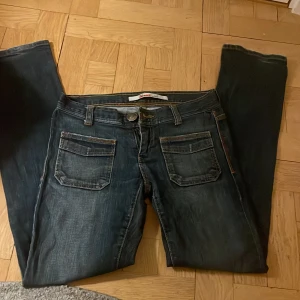 Bootcut low wasit only jeans i mörk blå👖👖 - Mörk blå only jeans i bootcut, snygga och low wasit