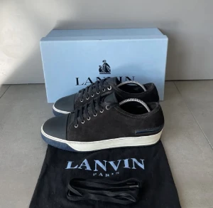 Lanvin skor - Sälker mina Lanvin sneakers. Säljer de då de inte passar mig. Storlek 43/44. Skick 9/10 Hör gärna av er om ni har frågor!