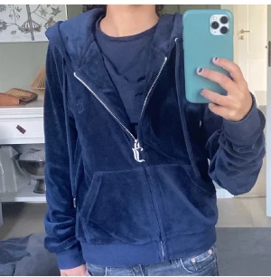 Juciy tröja💕 - Hör av dig om du är intresserad,köpt för 1200 och i storlek xs,finns en difekt på den!💕