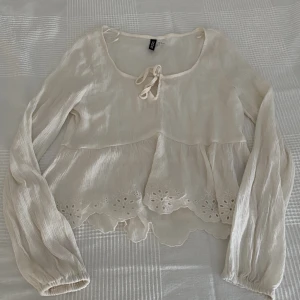 h&m snygg topp/blus - jag säljer denna toppen/blusen för den är lite för stor och inte kommer till användning😽🫶🏼