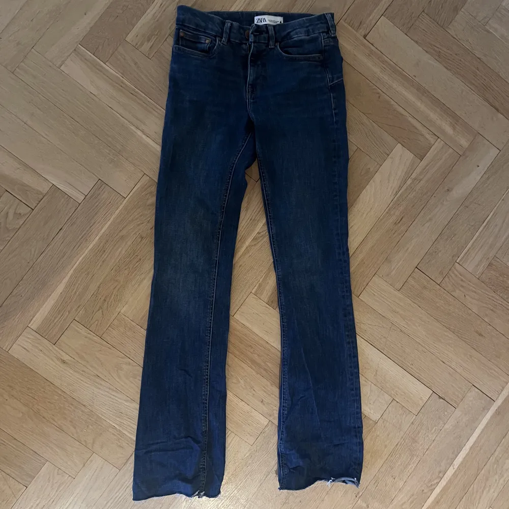 Skit snygga zara jeans som inte kommer till användning 🙌🏼. Jeans & Byxor.