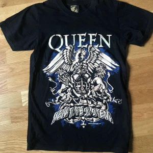 Queen T-shirt - T-shirt med tryck i nyskick, endast använd ett fåtal gånger. Storlek small. Från början köpt på Rättviks marknad. Pris kan diskuteras!