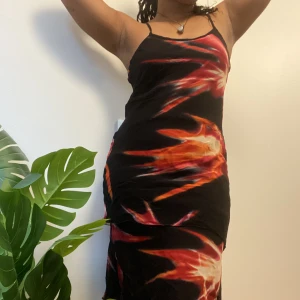 Klänning med fin tryck - Knä längd klänning i bra skick!