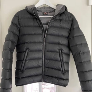 Colmar down jacket Dam  - Nyskick, strl S. Svart jacka med grått innefoder. Nypris 4000kr 