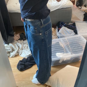 Baggy jeans - Coola baggy jeans från hm i storlek s. Gjorda för en som är 175 cm. Köpte på hm för 400, men endast använda 2 gånger. 