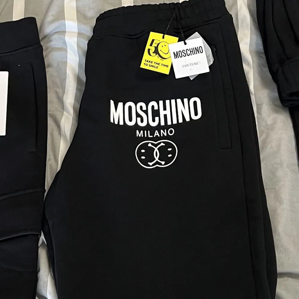 Säljer ett par Moschino Sweatpants i storlek 48, helt nya med tags. Nypris 3000. Jeans & Byxor.