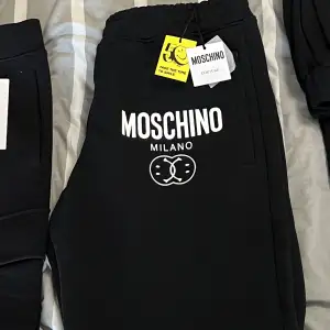 Säljer ett par Moschino Sweatpants i storlek 48, helt nya med tags. Nypris 3000