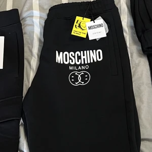 Moschino Sweatpants - Säljer ett par Moschino Sweatpants i storlek 48, helt nya med tags. Nypris 3000