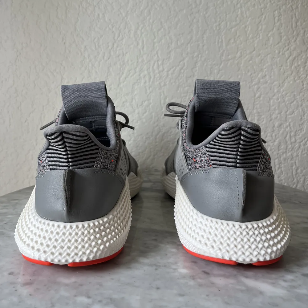 Endast använda en gång.  Modell: Adidas Prophere CQ3023  Storlek: 44 EU  Skick: 9,5/10. Skor.