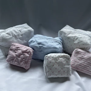 Necessärer - Syr necessärer på beställning!🪡🌸🙌🏼 Du väljer själv vilket tyg du vill ha ( finns fler än på bilden )!💘 Det finns olika stoelekar: Stor 250kr och  liten 99kr. 🌸