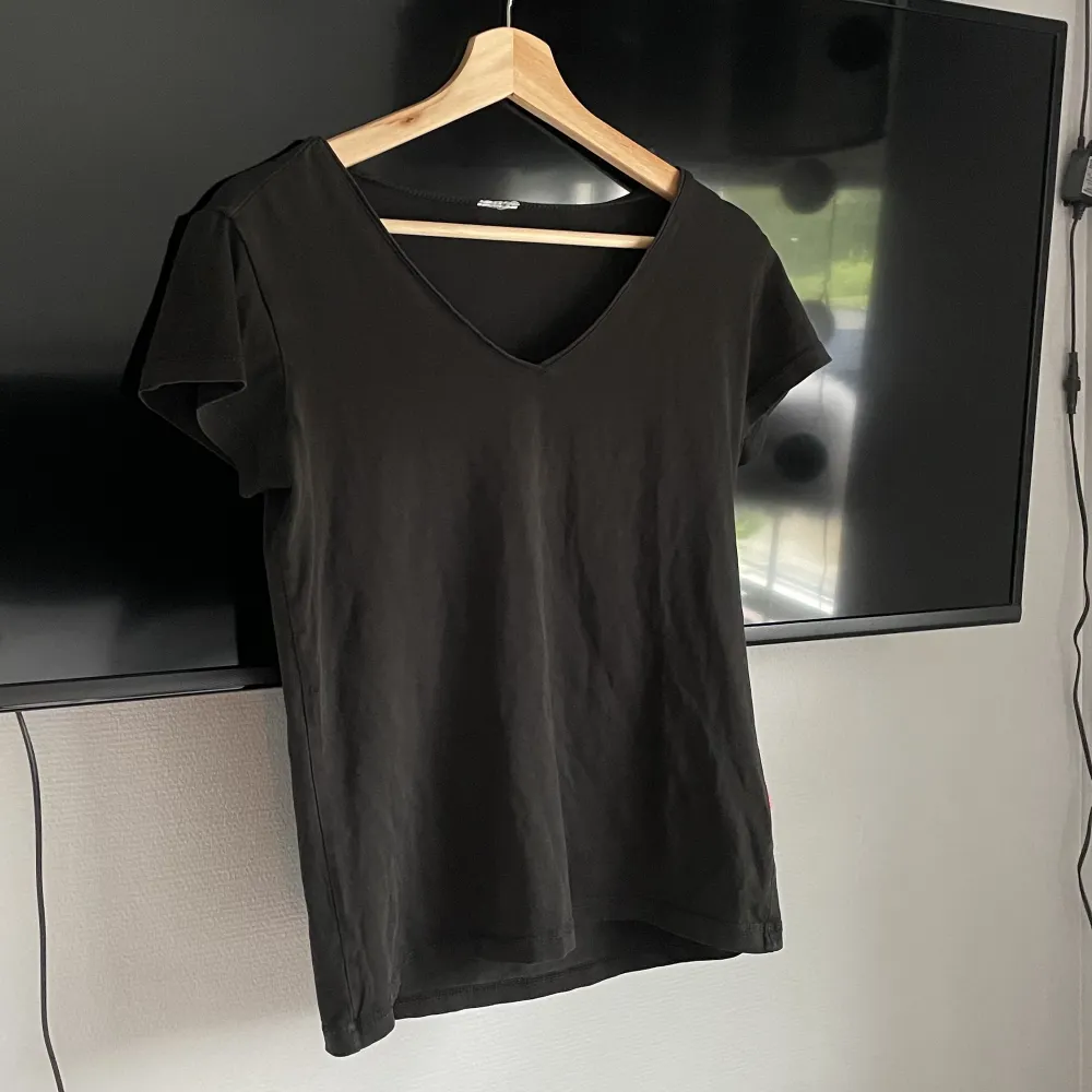 Enkel basic svart topp i storlek M, säljer då jag aldrig använder den:). T-shirts.