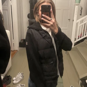 Moncler cardigan  - Säljer min moncler cardigan då den tyvärr inte kommer till användning mer :( Skitsnygg och såå skön! Strl M men skulle säga att den passar S bättre. Självklart äkta!! (Köpt av modern_plug på instagram, han har 200+ refs). Tar emot bud från 3200kr❤️