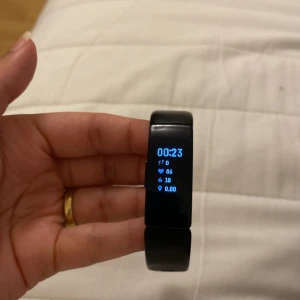 Fitbit Inspire Hr - En fitbit - modell: inspire hr.  Man kan få sms, den har en digital klocka, timer, alarm. Väldigt bra att ha eftersom att den kollar hur många kalorier man bränt, hjärtslagen, hur många steg man tagit osv.  Pris kan diskuteras. 10/10 skick, knappt använd