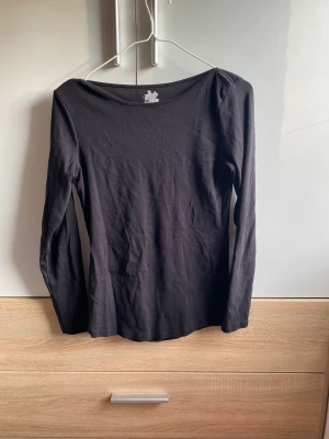 Svart långärmad tröja  - Svart långärmad tröja i storlek L, materialet är skönt och strechigt!   