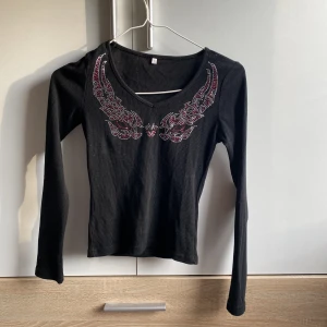 jättefin långärmad tröja med kristaller - Jättefin långärmad tröja med kristaller! Den är i storlek S och är i nyskick!   (det är inte fläckar i bilden, det är lite damm. Tvättas före frakt)