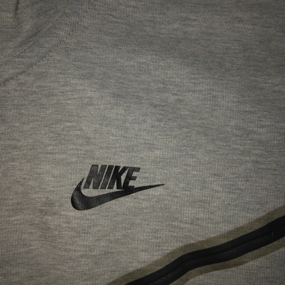 En Nike tech fleece jag har haft i något år säljer den då det inte är min stil längre. Hoodies.