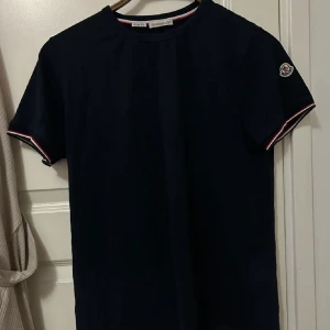 Moncler t-shirt - Fräsch t-shirt använd ett fåtal gånger. Hör av dig vid intresse 