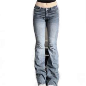 Lågmidjade jeans från Weekday 💕 bilden är lånad från förra ägaren. Strl 24 men väldigt stretchiga. Säljer då de tyvärr är för stora, jeansen är lite slitna längst ner, men utöver de i mycket bra skick