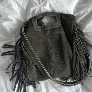 Maje liknande väska - säljer en maje liknande väska köpt i Frankrike. Den är i äkta mocka och i bra skick då den använts Max 2-3 gånger. säljer för att jagnitne använder den längre men den är superfin 