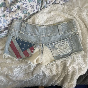 Jeans shorts  - Usa jeans shorts. Köpta second hand. Står L men jag som är en Xs kunde ha dom med bälte! 