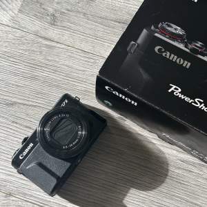 Populära foto- och vloggkameran Canon G7x. Säljer pga att jag inte har användning av den - vissa knappar ”laggar” lite, men den är användbar och funktionsbar (därav billigare pris) . Laddare och batteri ingår.