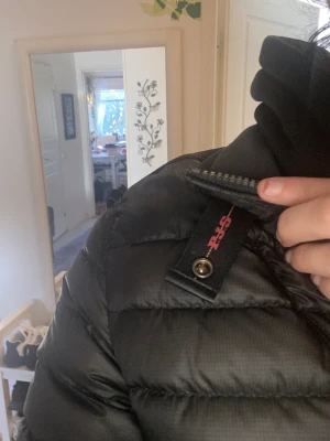 Parajumpers dunjacka dam - Tror inte de säljer dessa längre men har för mig att nypriset var runt 3000 eller mer. Inget fel på bara tröttnat. Den är inte så varm, ganska tunn jacka.