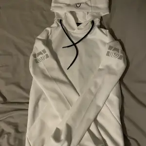 Säljer min Sail Racing hoodie då den är för liten men är fortfarande i bra skick. Pris kan diskuteras