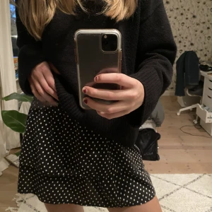 Prickig kjol - Säljer denna söta kjol som är köpt i Italien! Passar både till sommaren och hösten med ett par strumpbyxor 🖤🤍