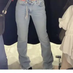 (Säljer åt en vän)  Superfina jeans från Gina Tricot som tyvärr blivit för stora
